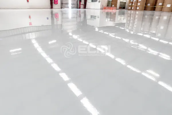 Aplicación de mortero epóxico para reparar y nivelar piso industrial