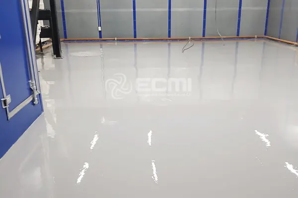 Recubrimiento epóxico aplicado en piso industrial brillante y uniforme